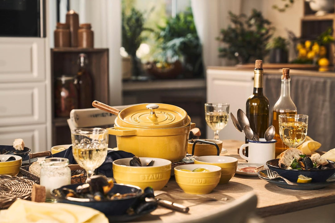 STAUB Cocotte, Gusseisen Bräter, Alle Herdarten inkl Induktion, Rund, 24 cm, 3,8 L, Zitronen-Gelb 24