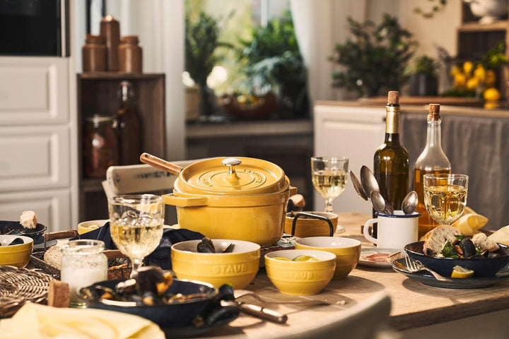STAUB Cocotte, Gusseisen Bräter, Alle Herdarten inkl Induktion, Rund, 24 cm, 3,8 L, Zitronen-Gelb 24