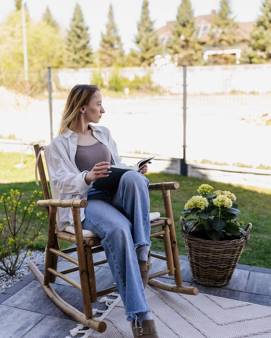 Garten Schaukelstuhl Bambus hellbraun mit Armlehnen Auflage weiss Boho Frigole