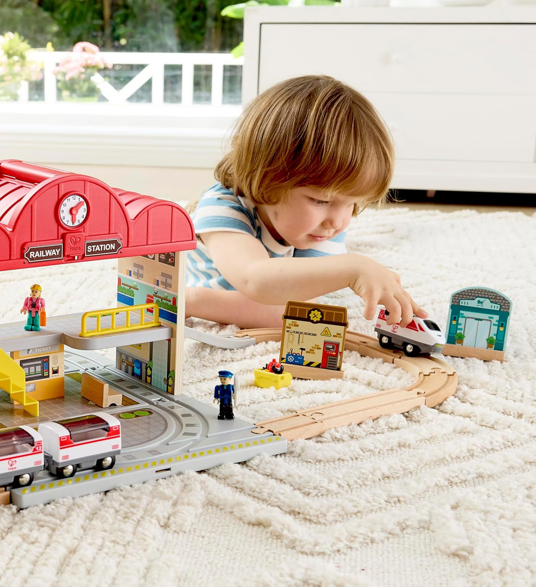Hape Tragbares Bahnhof-Set aus Holz, Züge für Kinder, Schienen, Bahnhof und Figuren, leicht zu trage