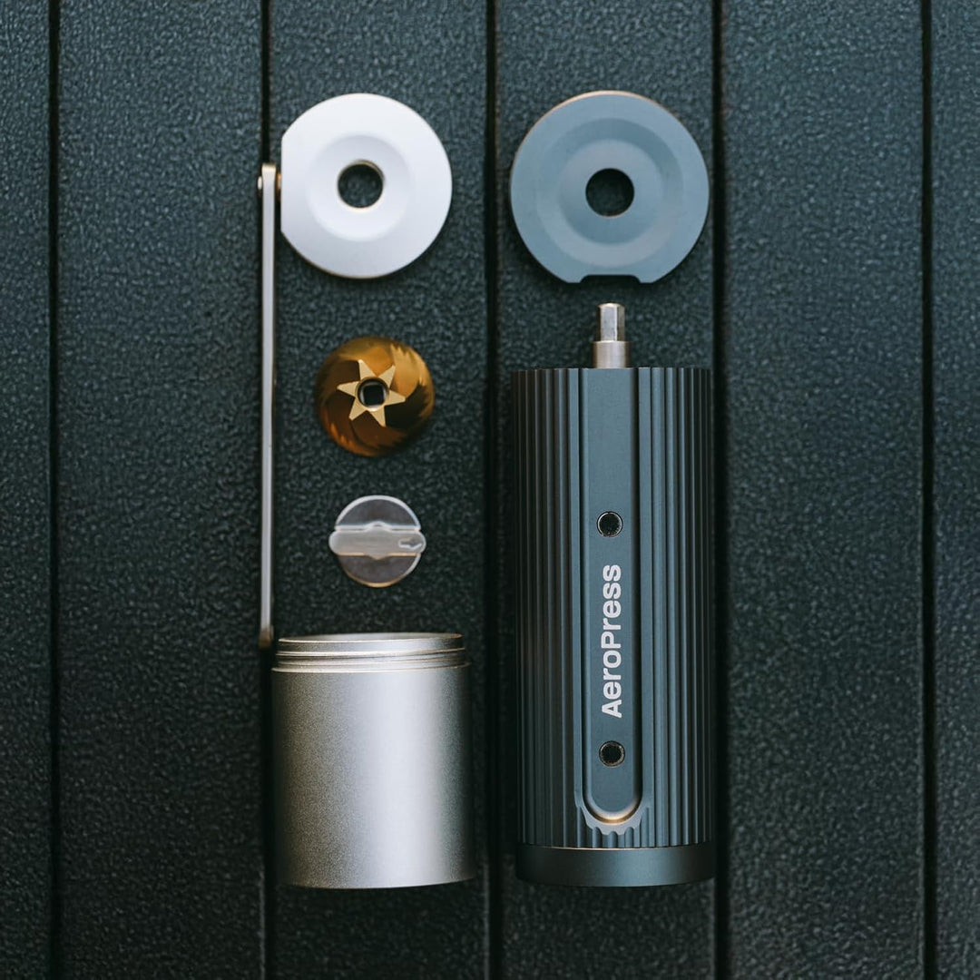 AeroPress Manuelle Kaffeemühle - Tragbare Handmühle mit titanbeschichteten Kegelmahlwerken, 60 Mahlg