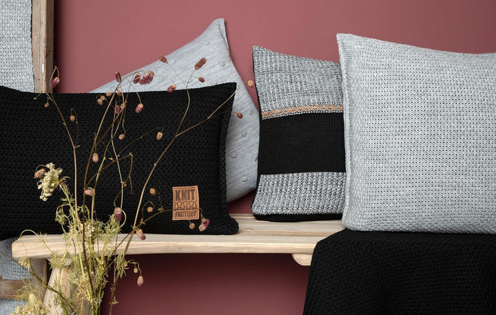 KNIT FACTORY - Roxx Dekokissen - Sofakissen - Kissenhülle mit Kissenfüllung - Kissen 50x50 - Schwarz