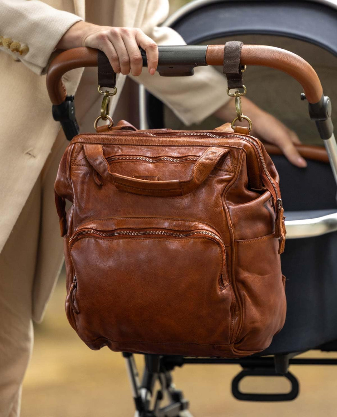 Gusti Leder Wickelrucksack Carina – Unisex Echtleder Wickeltasche für Mama und Papa, mit Flaschenhal