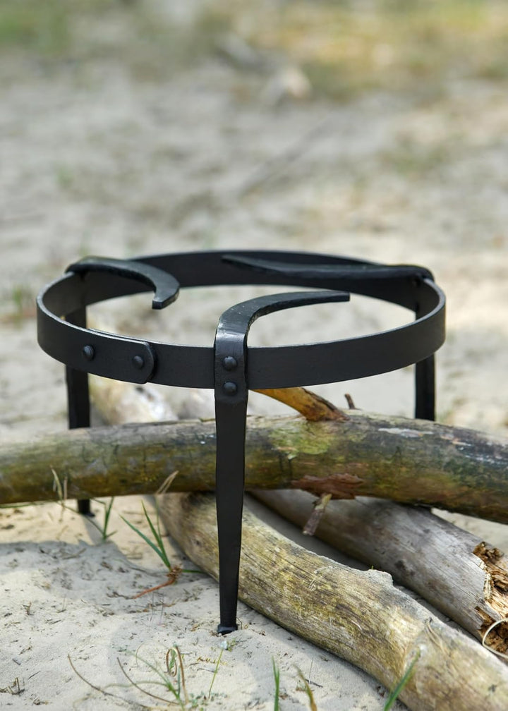 Battle-Merchant Pfannenknecht für Lagerfeuer / Dutch Oven | Handgeschmiedetes Mittelalter Dreibein |