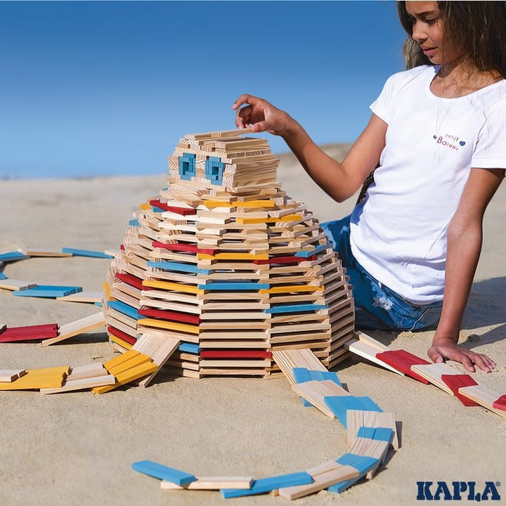 Die 200er Box Sommer von KAPLA®: 200 Plättchen aus naturbelassenem Pinienholz, Davon 140 x naturfarb