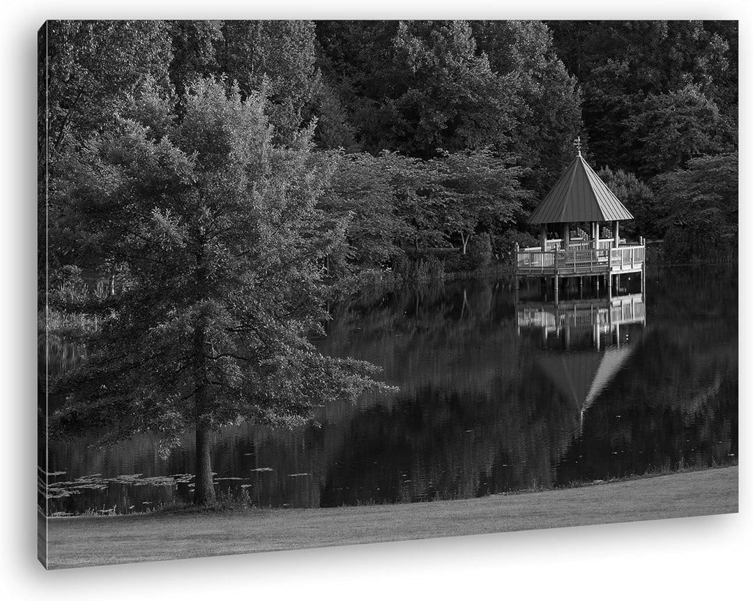 deyoli See im Park mit Holzpavillion Effekt: Schwarz/Weiss Format: 120x80 als Leinwand, Motiv fertig