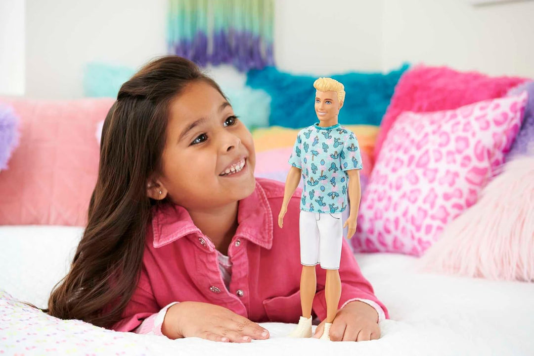 Barbie Ken Fashionistas Puppe - T-Shirt mit Kaktus- und Palmenaufdruck, weisse Shorts und hohe Turns