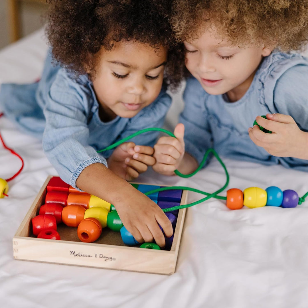 Melissa & Doug Fädelspiel mit Holzperlen für Kinder ab 3 Jahren, grosse Perlen in verschiedenen Form