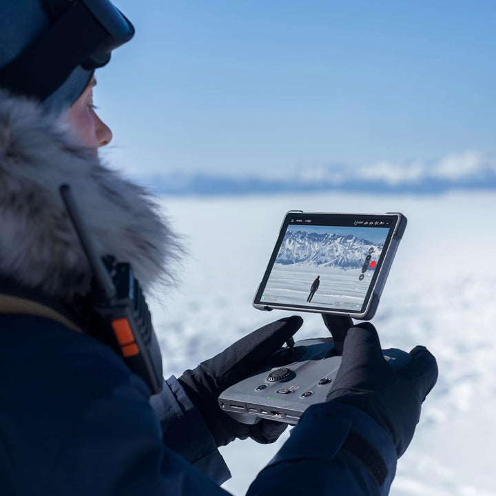 DJI RC Pro 2-Fernsteuerung – 7 Zoll superhelles, drehbares Display für Vertikalaufnahmen, zusammenkl