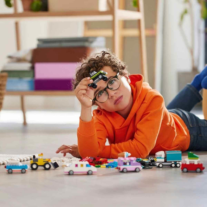 LEGO Classic Kreative Fahrzeuge, Bausteine-Set für Bunte Modellautos inkl. LKW, Polizeiauto und Bauf