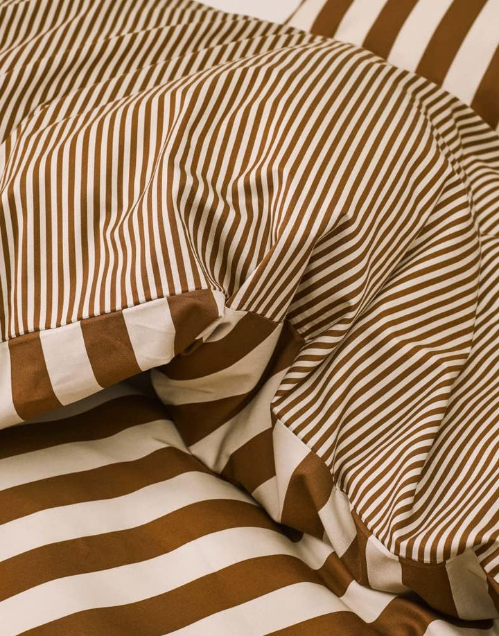 Marc O'Polo Bettwäsche Classic Stripe Streifen Baumwollsatin Toffee Brown, 155x220 + 1 x 80x80 cm