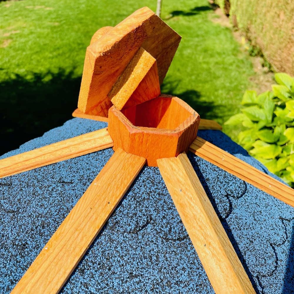 Vogel Futter Haus L oder XL Sechseck Holz Vogelhaus Futterstelle Braun/Blau, Rot, Schwarz und Grün (