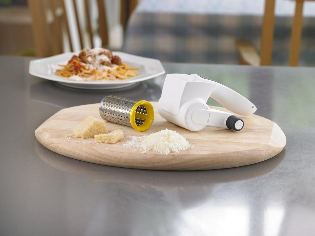 ZYLISS Classic Käsereibe E900010 mit Edelstahl-Feintrommel für müheloses Reiben von Hartkäse, Schoko