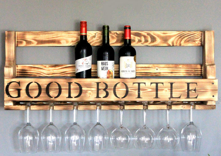 Weinregal aus Holz für die Wand - mit Gläserhalter und Good Bottle Schriftzug - Farbe: Geflammt - fe