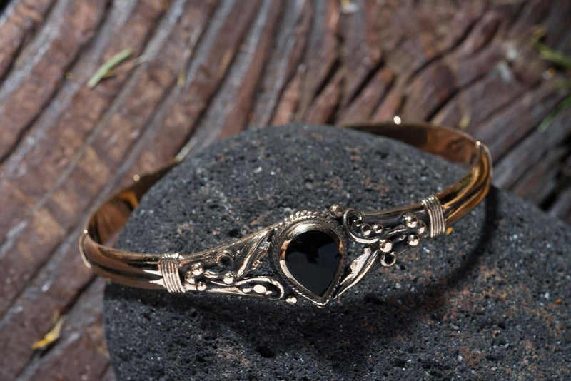Windalf Damen Armreif Celtic Art Sharon Ø 6.4 cm Bohemian Armschmuck mit Zauberfedern & Onyx Hochwer