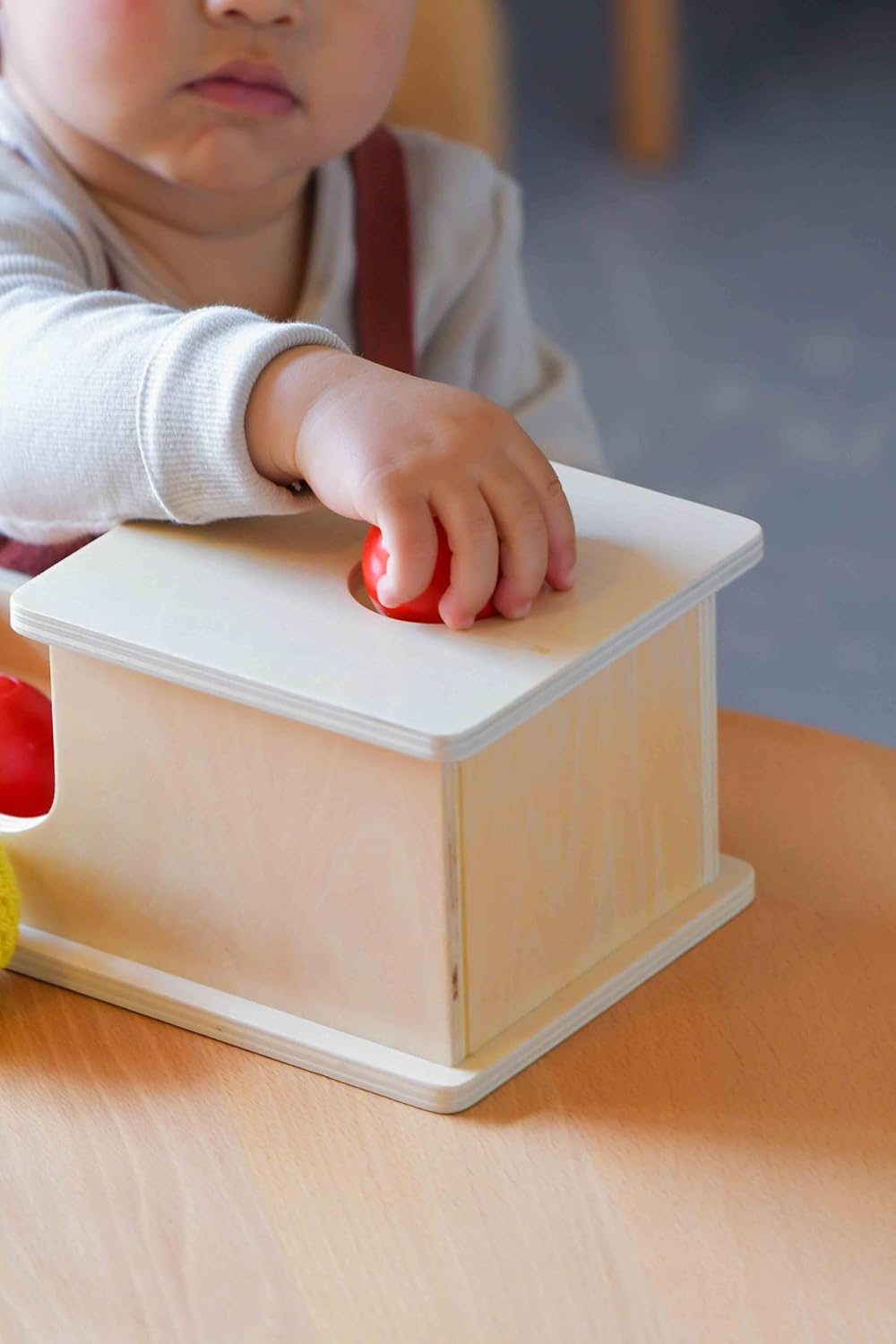 Adena Montessori Full Size Object Permanence Box mit Tablett DREI Bälle (Holz, Kunststoff, gestrickt