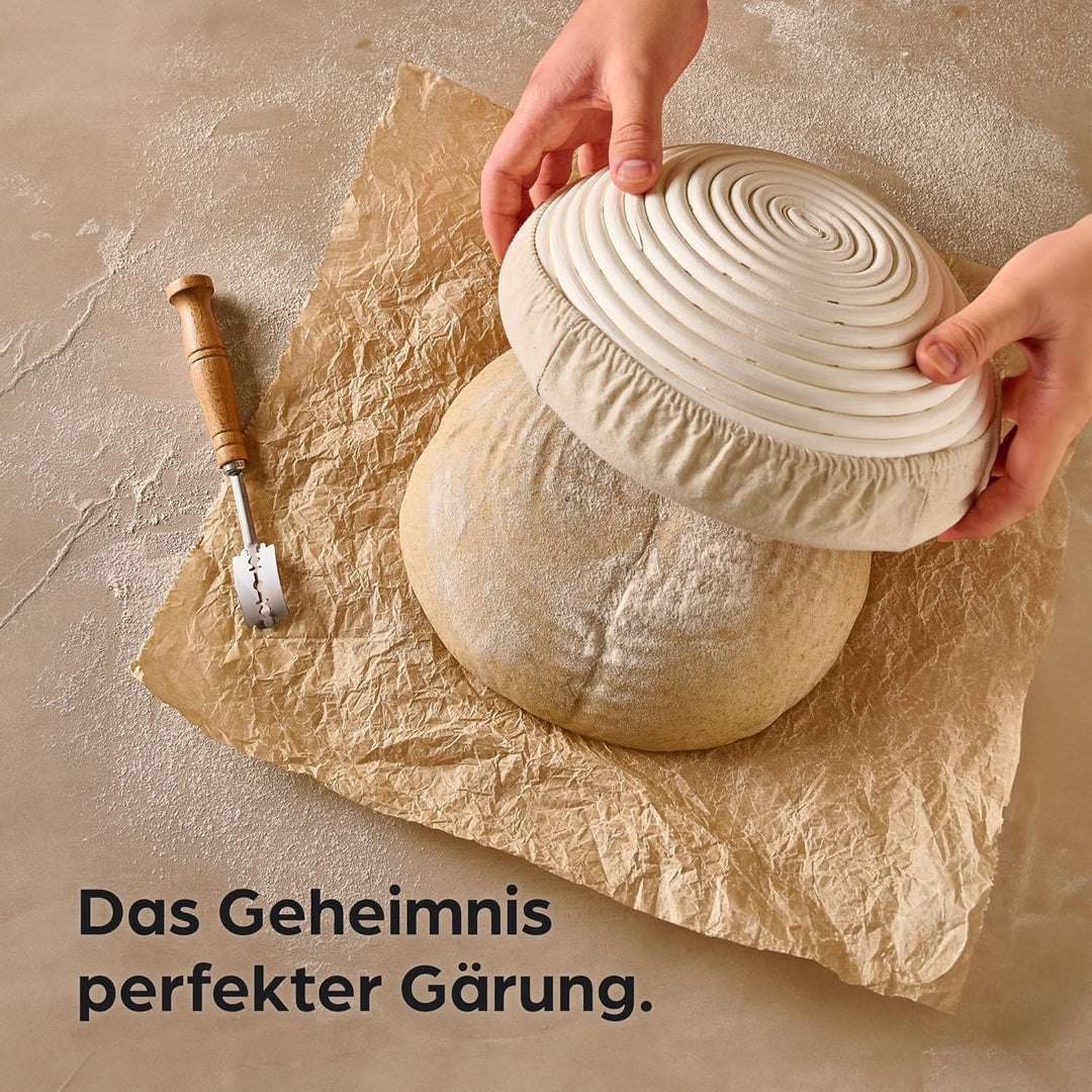 Praknu Gärkorb zum Brotbacken - Aus nachhaltigem Rattan - Rund - 25cm - Set inkl. Bürste, Leineneinl