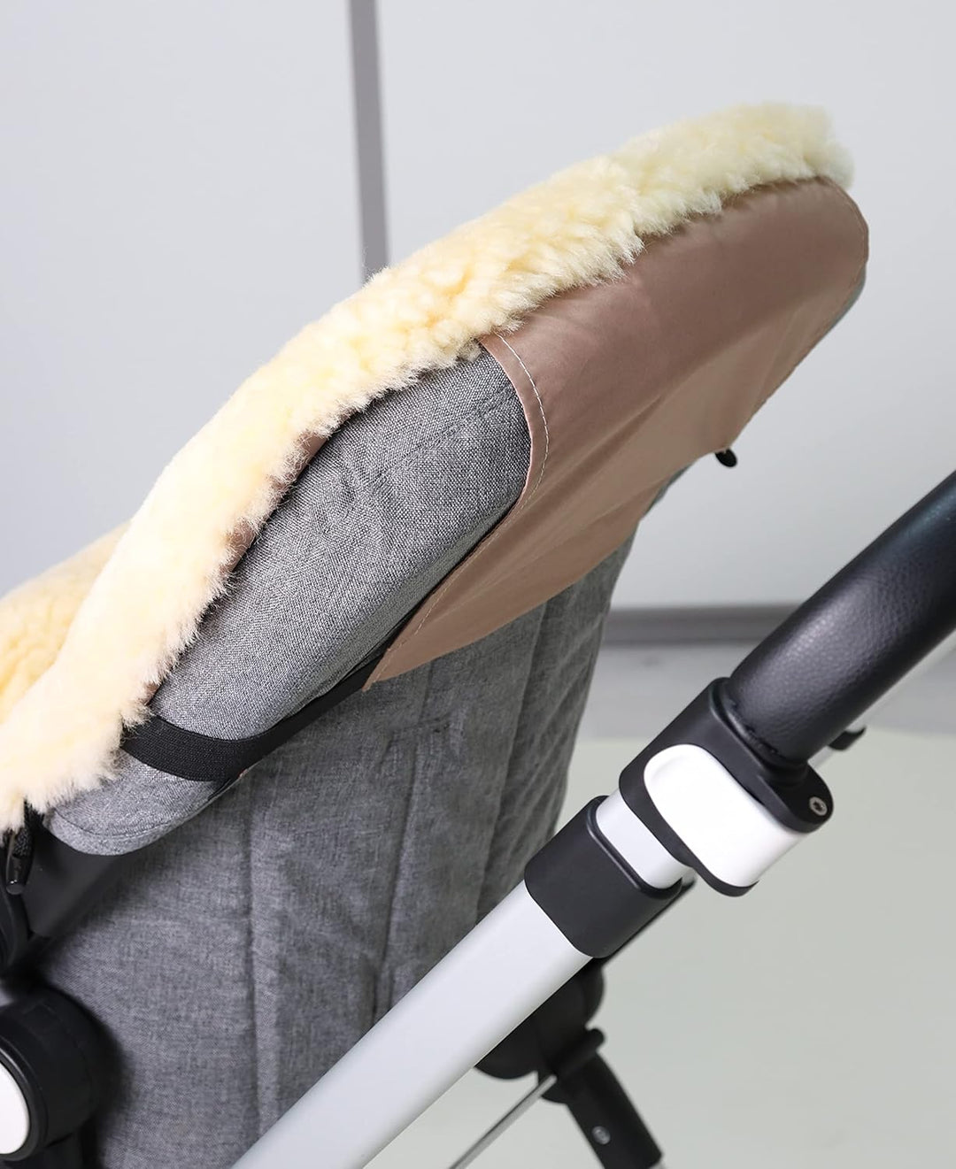 Kaiser 6542031 Kinderwagenfusssack Paat mit Lammfell, Farbe sand