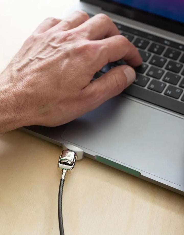 Compulocks The LEGDE Sicherheitsadapter für MacBook Pro 13" M1/M2 mit Sicherheitskabel mit Schlüssel