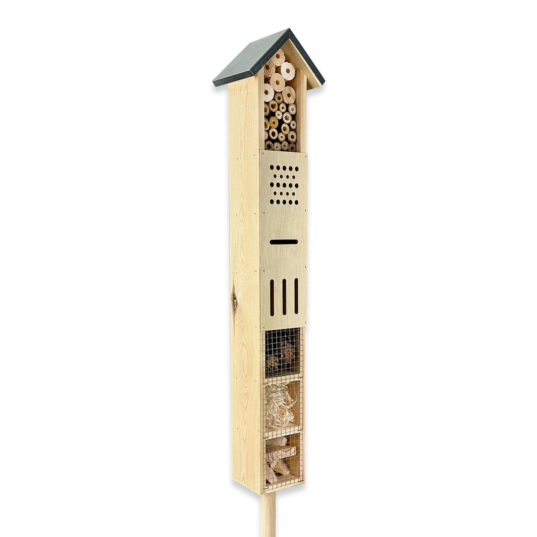 GARTENETAGE Freistehendes Insektenhotel aus Holz mit Erdspiess – Ideal für Wildbienen, Schmetterling