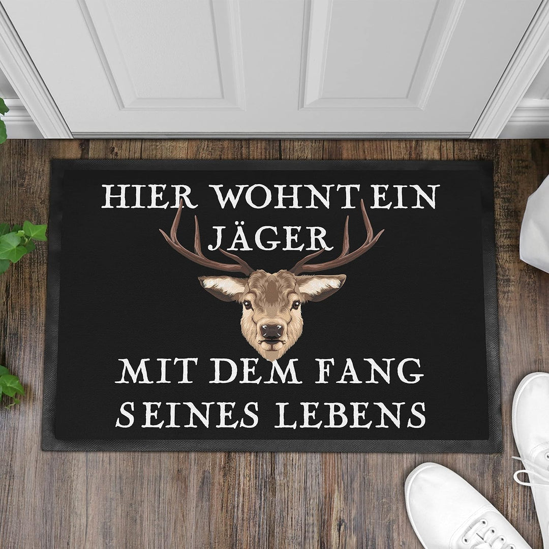 Trendation - Hier Wohnt EIN Jäger Fussmatte Geschenk für Jäger Lustiger Spruch Frundin Fussmatte 60x