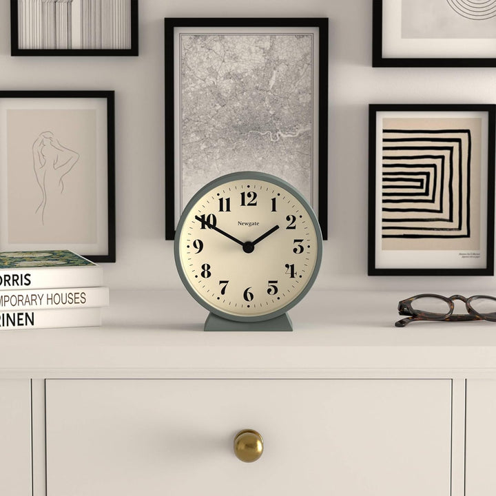 NEWGATE® Theater-Kaminuhr | Modernes, klassisches rundes Design | Spargelgrün | Moderner Stil für Sc