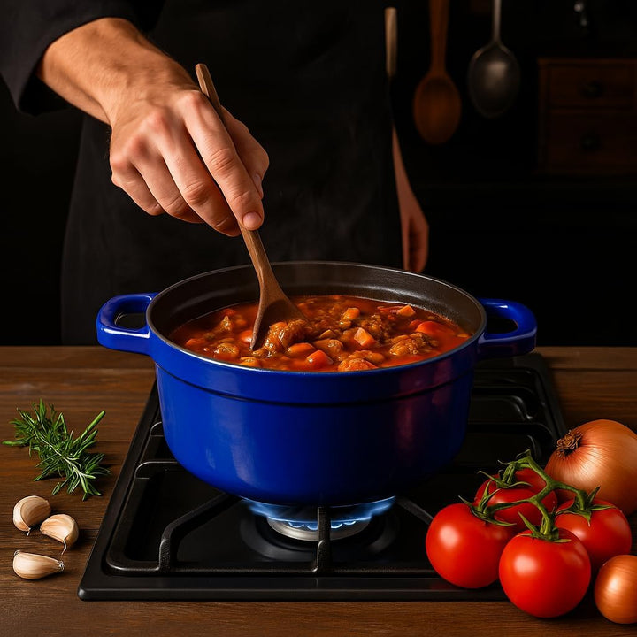 Runder Kochtopf aus Gusseisen mit glasierter Keramikbeschichtung, Cocotte mit Deckel. Gourmet Tools