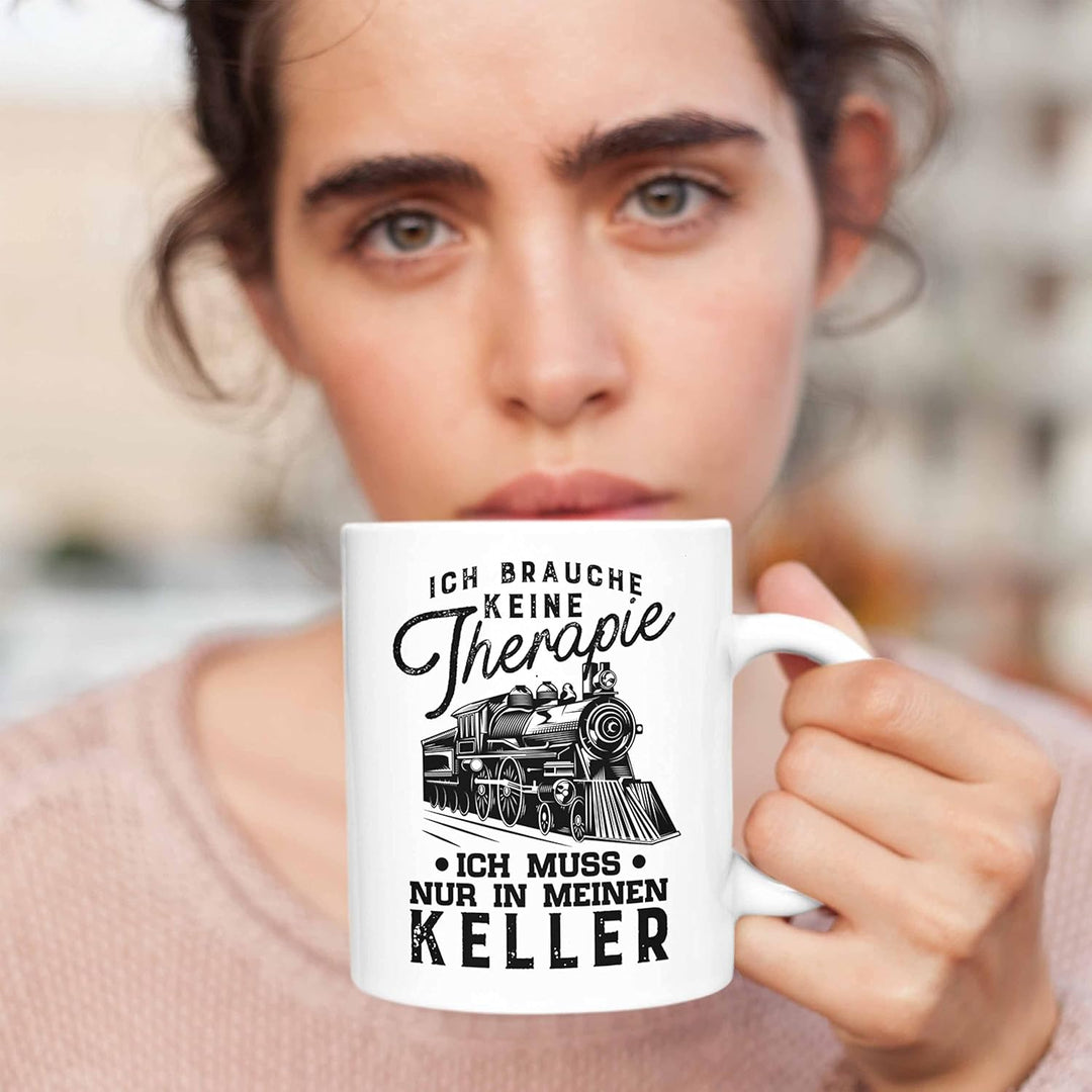 Trendation - Modelleisenbahn Tasse Geschenk für Eisenbahner Spruch Ich Muss In Meinen Keller (Weiss)