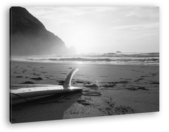 deyoli zurück gelassenes Surfbrett am Strand Effekt: Schwarz/Weiss Format: 80x60 als Leinwandbild, M