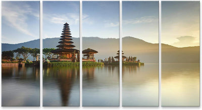 Bild auf Leinwand Pura Ulun Danu Tempelpanorama bei Sonnenaufgang auf einem See Bratan, Bali, Indone