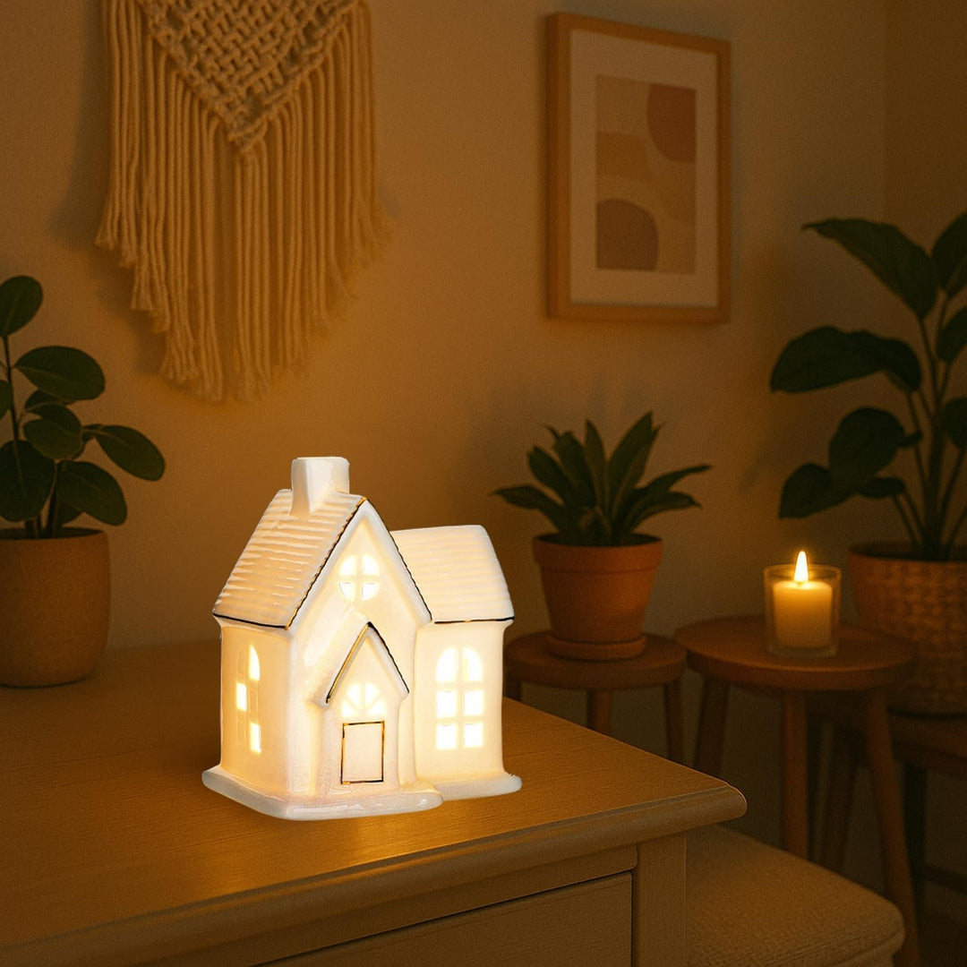 com-four® LED-Haus aus Porzellan - batteriebetriebenes Leuchthaus - weisses glänzendes Deko-Lichthäu