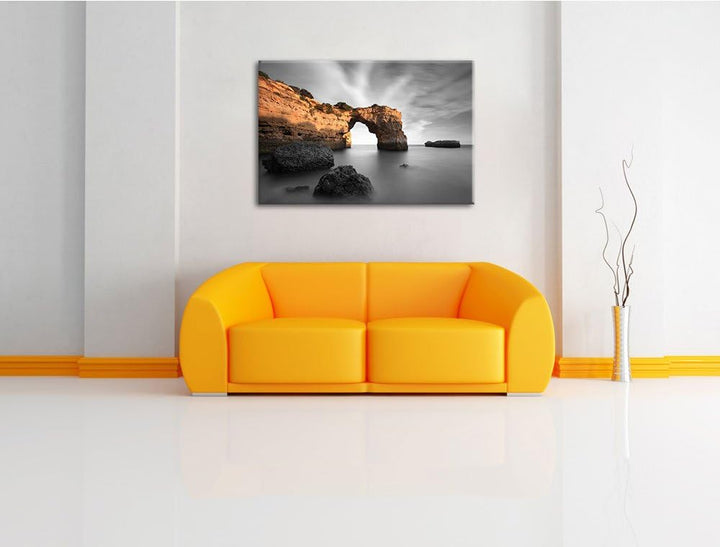 Berg mit Torbogen über dem Meer schwarz/weiss Format: 100x70 auf Leinwand, XXL riesige Bilder fertig
