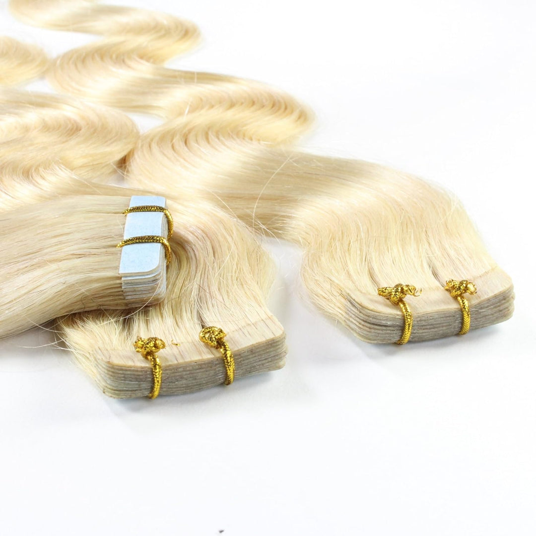 hair2heart 20 x Tape In Extensions aus Echthaar, 50cm, 2,5g Strähnen, gewellt - Farbe 60 platinblond