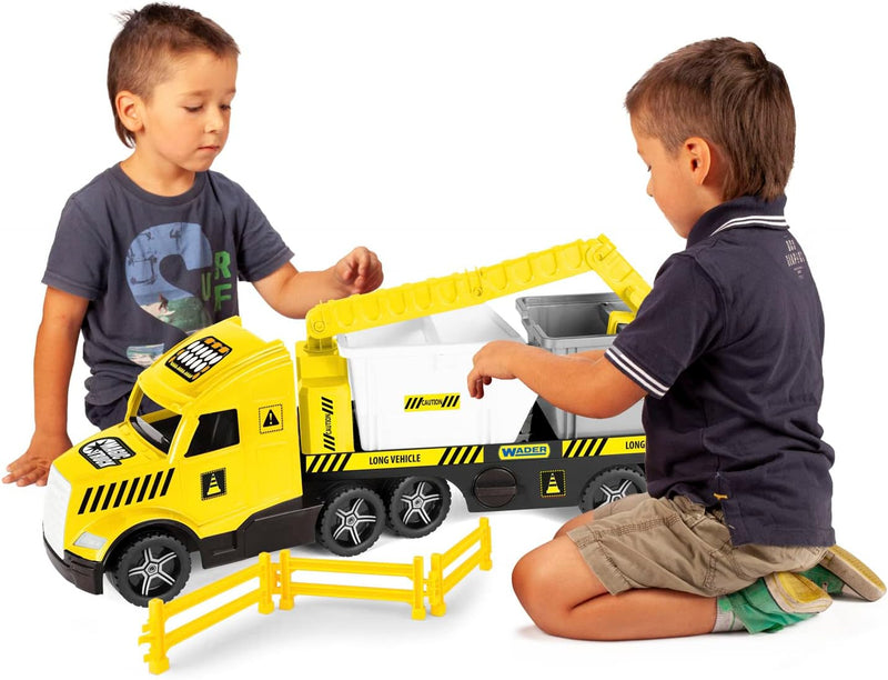 WADER 36470 Magic Truck Tieflader mit Baucontainern, Kran und Absperrgittern, ab 3 Jahren, ca. 79 cm