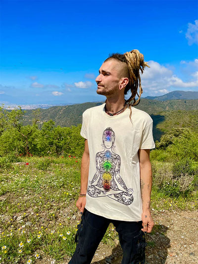 Creme-weisses T-Shirt mit meditierender Frau und den 7 Chakren für Yoga, Meditation mit den 7 Chakra