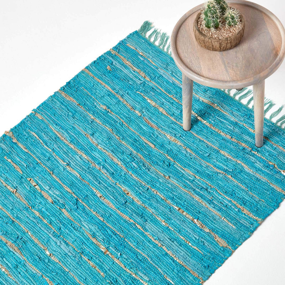 Homescapes Teppich aus recyceltem Leder mit Glitzer-Streifen und Fransen, 120 x 180 cm, türkis-Gold