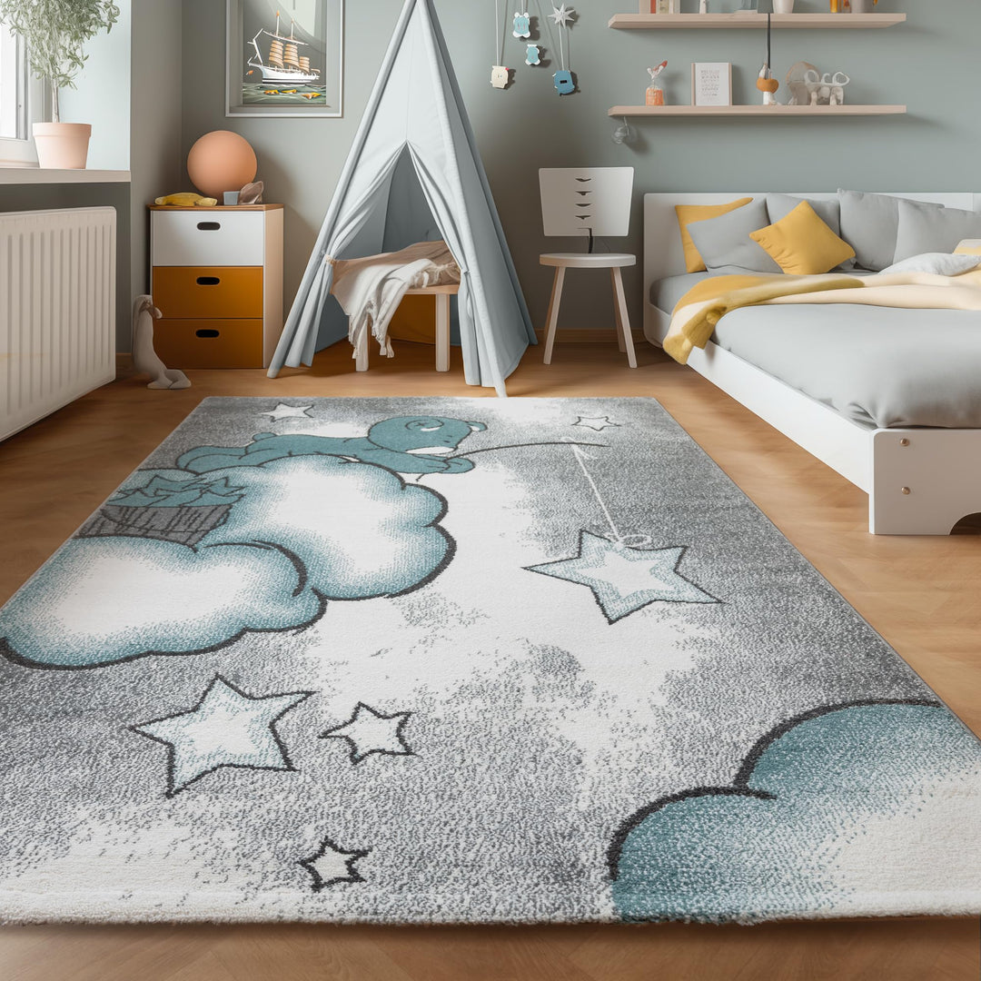 SIMPEX Teppich Kinderzimmer Bär-Himmel Wolken Sterne Design Kurzflor Kinderteppich mädchen Spieltepp