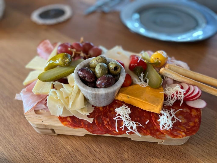 Käsebrett Käseplatte Servierbrett Cheese Board aus umweltfreundlichem Bambus mit Hobel Gabel Messer