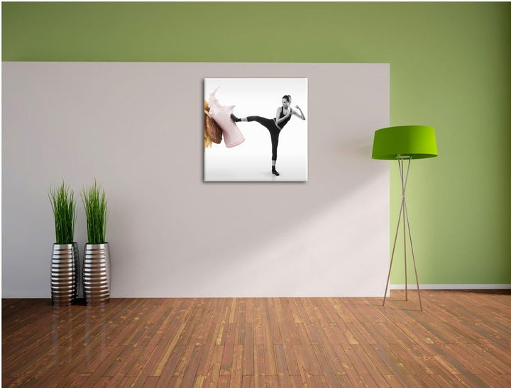Pixxprint Starke Frau kickt gegen Fastfood Schwarz/Weiss, Format: 70x70 auf Leinwand, 70x70