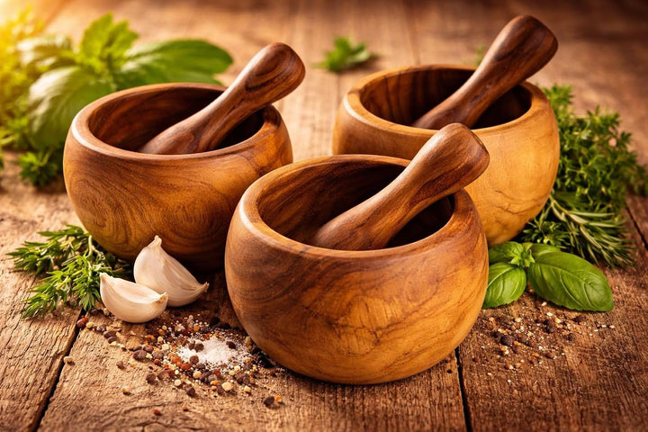 WINDALF Robuster Mörser mit Schlegel BARI Ø 13 cm Kräuter Knoblauch Pesto Holzmörser aus Teakholz Ha