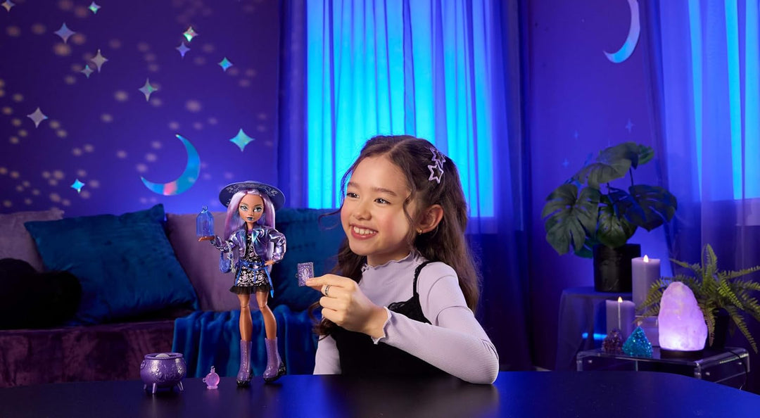 Monster High Puppe, Moonspell Magic Layla Stone | Kristallhexe in Metallic-Lila-Jacke mit Kessel-Übe
