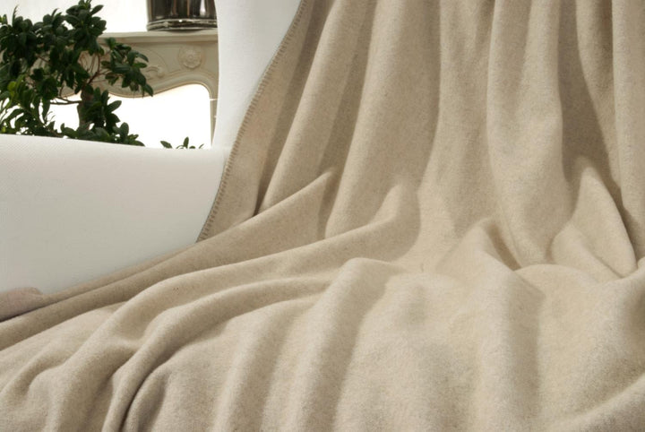 Wohnen & Accessoires GmbH & Co. KG Kaschmirdecke, Wolldecke aus 100% Kaschmir Amalfi Creme-beige 150