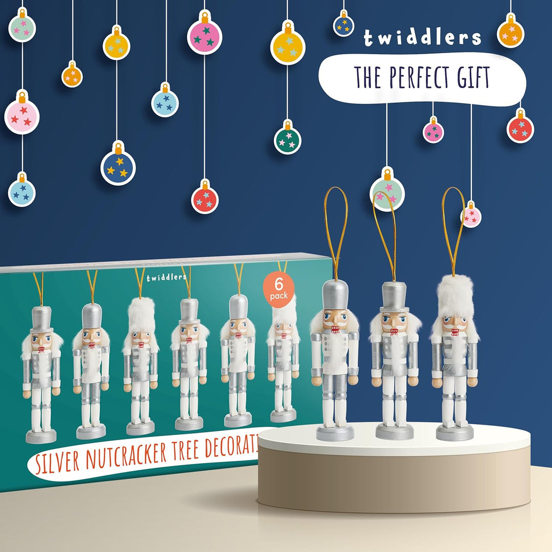 THE TWIDDLERS - 6 Silberne Nussknacker-Soldaten-Ornamente aus Holz, 10cm / 4“ - Baumschmuck im festl