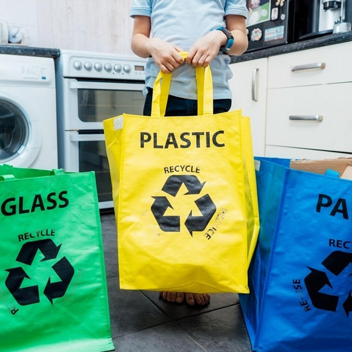 Bereiten Sie Tvaschen, Satz 3, Plvastik, Glas, Papier auf Recycling-Taschen, Recycling-Taschen