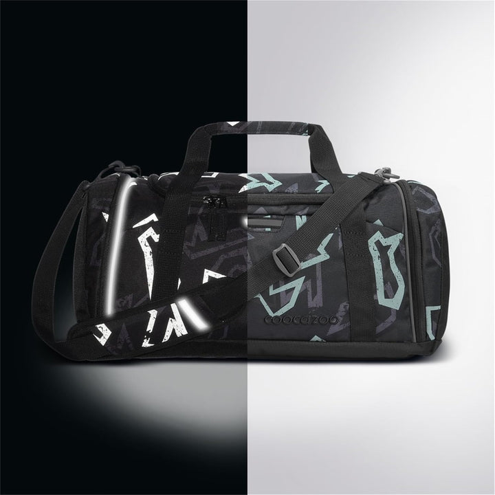 coocazoo Sporttasche „Reflective Graffiti“, schwarz-grau, reflektierend, Hauptfach, Nasswäschefach,