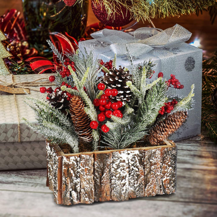 COM-FOUR® Deko-Gesteck Weihnachten - Kleiner winterlicher Tischschmuck im Rinden-Topf mit roten Beer