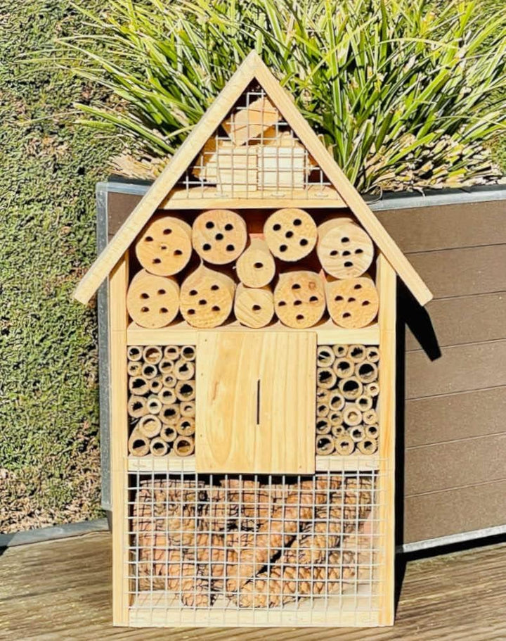 DARLUX Holz Umweltfreundliches Insektenhotel M Wildbienen-Nisthilfe 49x24x8 cm (HxBxT) Insektenhaus,