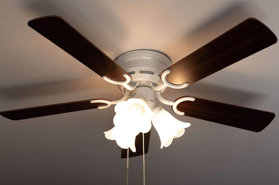 Pepeo - Kisa Deckenventilator mit Beleuchtung | Ventilator mit Zugschalter in Weiss mit Wendeflügeln