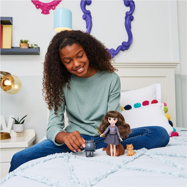 Wizarding World Harry Potter - Hermine Granger Puppe mit kämmbaren Haar, Geschenkset mit 2 Outfits u