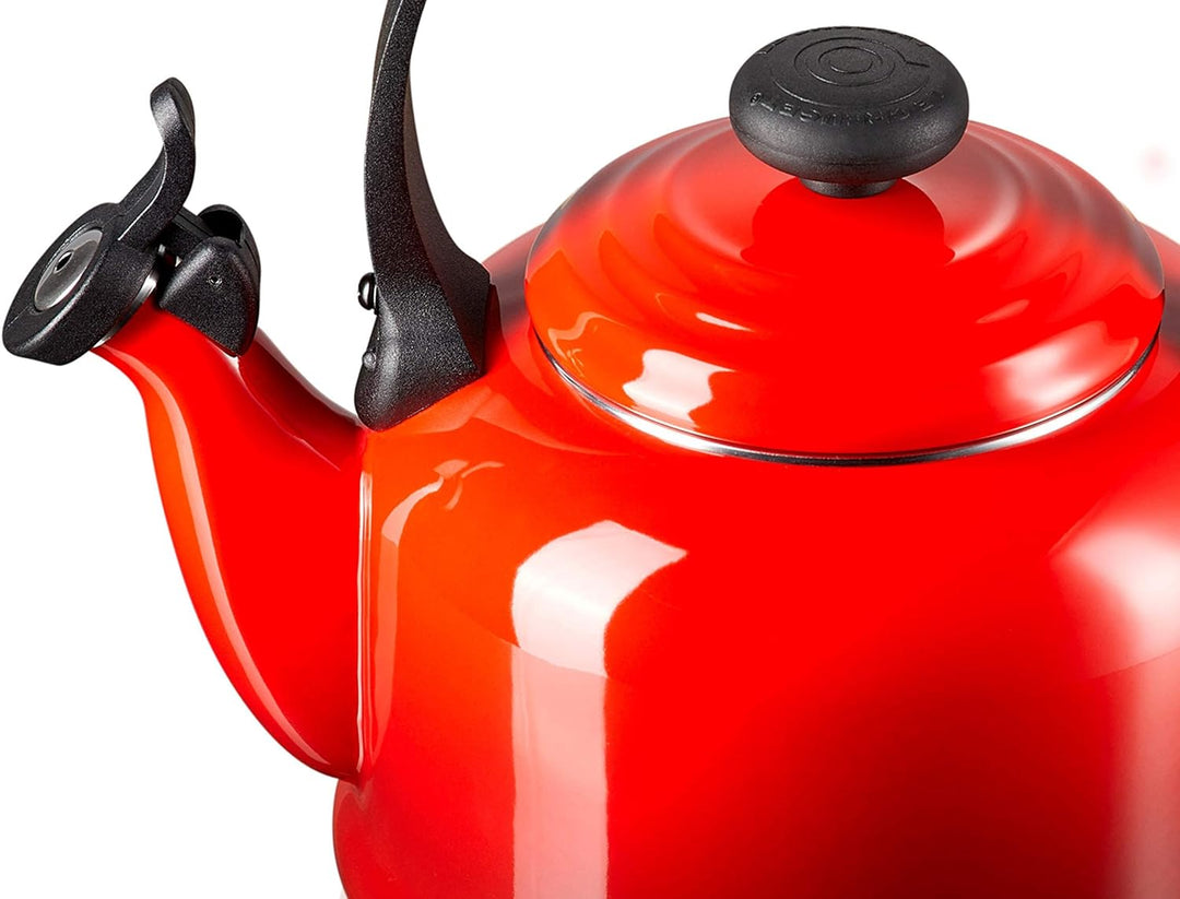 Le Creuset Wasserkessel Tradition, Füllmenge: 2,1 l, Emaillierter Stahl, Kirschrot, 92000800060000,